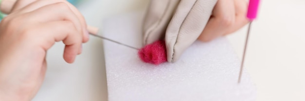 Ruky pri vyšívaní